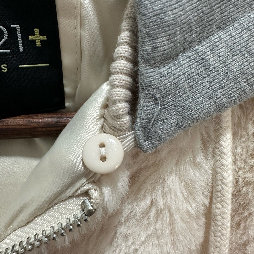 Forever 21+ Plus Size Faux Fur Bomber Jacket Cream with Detachable Hood 0X - Picture 4 of 7